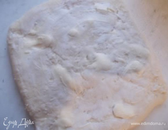 Смажьте оставшимся сливочным маслом. Хорошо прогрейте тяжелую сковороду, выложите швом вниз наши хачапури. Накройте тяжелой крышкой или тарелкой, выпекайте на среднем огне минут 10. Взболтайте желток с молоком и то место, где был шов смажьте, после того как перевернете лепешку. Готовить ещё 10 минут, не накрывая крышкой. При подаче на стол, можно смазать маслом.