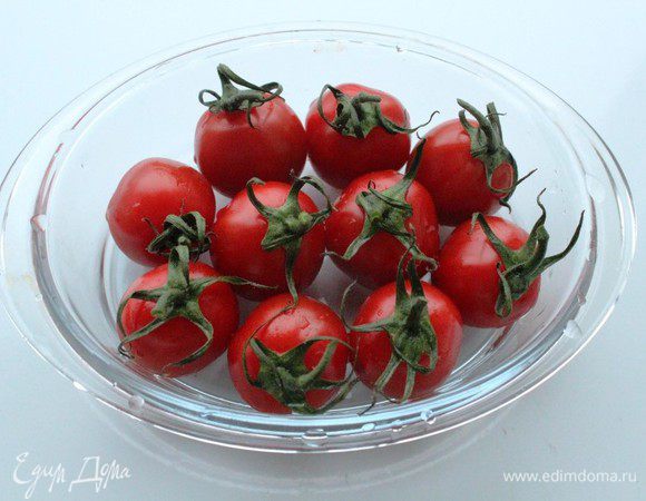 В оригинальном рецепте используются вяленые помидоры... Я заменила их на запеченные... Помидоры помыть, обсушить и сложить в небольшую форму для запекания.
