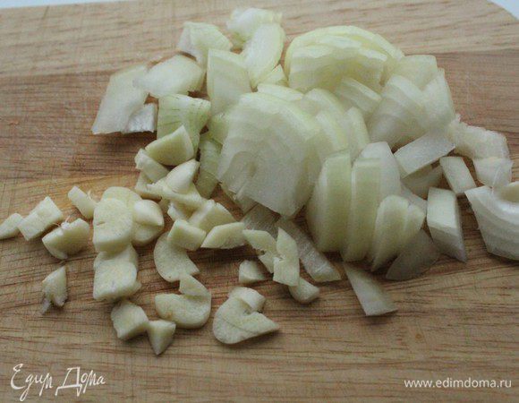 Лук и чеснок порубить мелко...