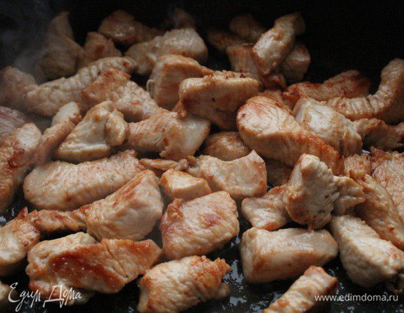 Обжарить индейку на сильном огне 2-3 минуты.