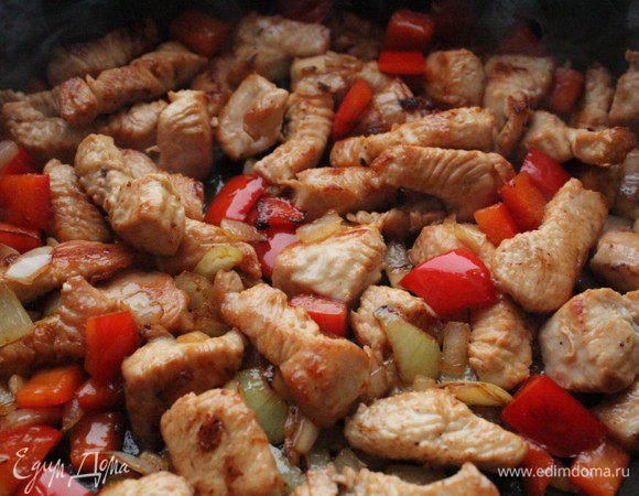 Приправить солью и перцем.