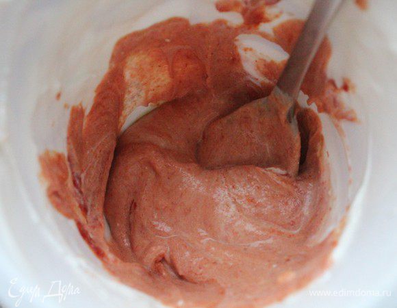 В 200-граммовом стакане смешать томатную пасту и сметану, добавить (по желанию) муку и хорошо перемешать. Долить воду до полного стакана.