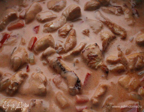 Влить полученный соус в сковороду к гуляшу и готовить 7-8 минут на слабом огне. Гуляш должен загустеть...