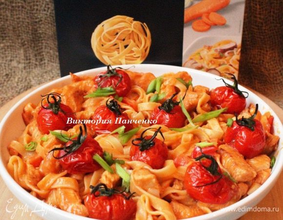 Переложить в большое блюдо, сверху выложить запеченные помидоры, посыпать зеленью (у меня зеленый лук). Сразу же подавать. Приятного аппетита!!!