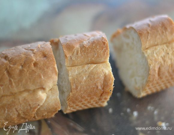 Нарезать свежий багет на вот такие небольшие брусочки.