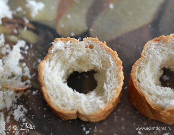 Достаньте из багета часть мякиша по центру.