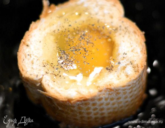 Сковородку нагреть, налить немного растительного масла, положить туда брусочек багета, вылить яйцо. Прижать багет немного пальцами и подержать так пару секунд, посолить, поперчить, затем накрыть крышкой и прожарить так минуты 2–3. Аккуратно лопаткой быстро перевернуть и прожарить под крышкой еще минуты 2–3.