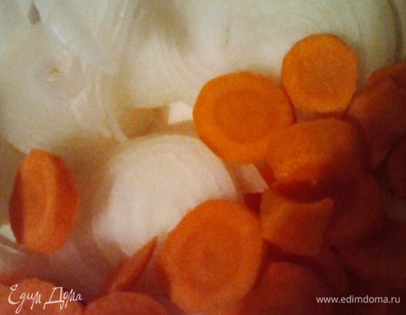 Режем морковь кружочками и репчатый лук колечками.