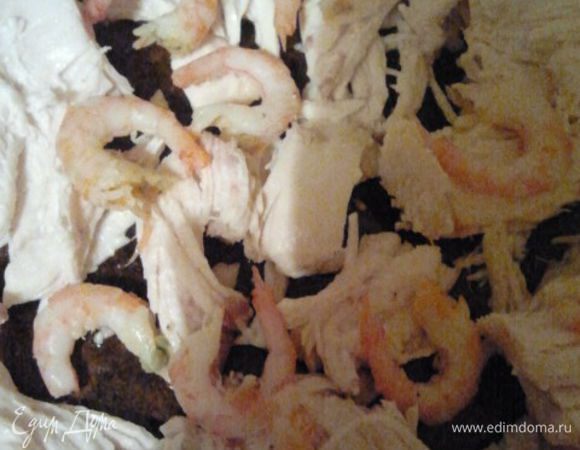 Выкладываем на чугунную сковороду, предварительно смазанную оливковым маслом:
- Креветки с порезанной грудкой,
- Затем макароны и морковь с луком,
