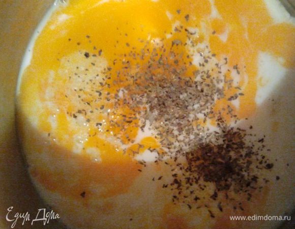 Взбиваем 2 яйца с молоком, добавив соль и специи (желательно итальянскую смесь с базиликом). Заливаем, полученным соусом ракушки.  Сбрызнуть оливковым маслом овощи.