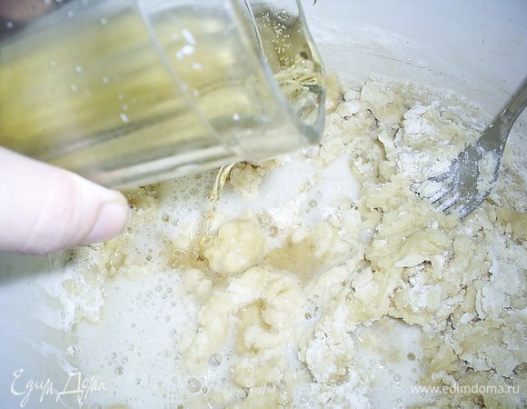 В полученное тесто вливаем пиво, можно брать как светлое, так и темное. Тщательно вымешиваем вилкой до однородности.