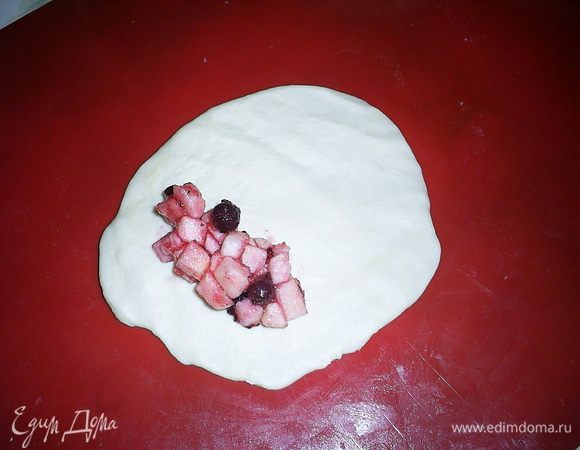 Делим наше тесто на 16 частей. Несколько оставим для работы, остальные - в холодильник, так как тесто быстро тает. Из каждой части формируем тонкую овальную лепешку, на один край выкладываем начинку. 