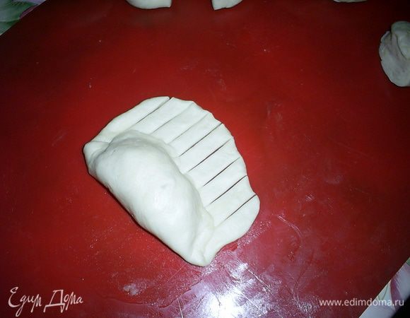 Сворачиваем рулетиком тесто, оставляя примерно треть лепешки незавернутой. Разрезаем оставленное тесто на полосочки шириной чуть больше 0,5см.