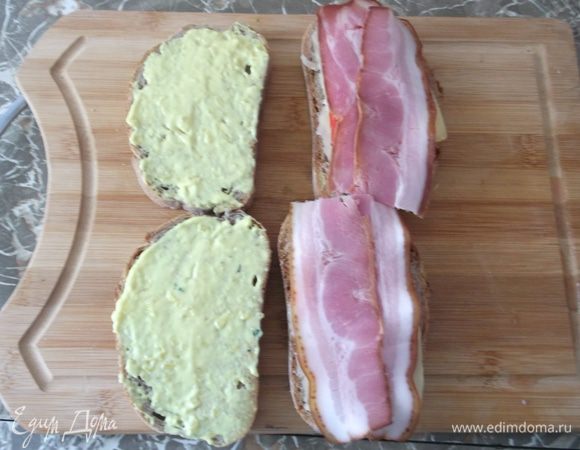 На сыр выкладываем бекон (можно ветчину или колбасу.. или вообще ничего, пусть будет вегетарианский:)) тонко нарезанные кусочки помидора, где то по 2-3 кусочка.