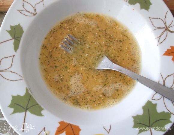 Взбалтываем яйцо, я туда добавляю немного соли и сухих трав.