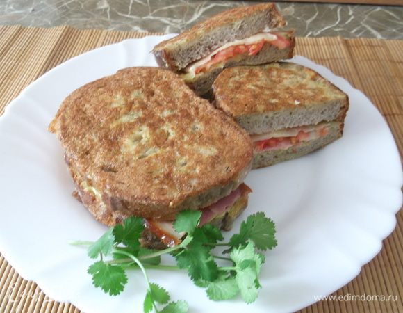 Закрываем бутерброд, хорошо обмакиваем в яйце, и обжариваем в разогретом масле с двух сторон. Подаём с пылу жару с чаем или кофе. Приятного аппетита!