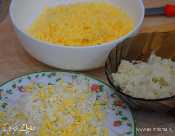 Яйца, сыр, картофель натереть на мелкую терку.