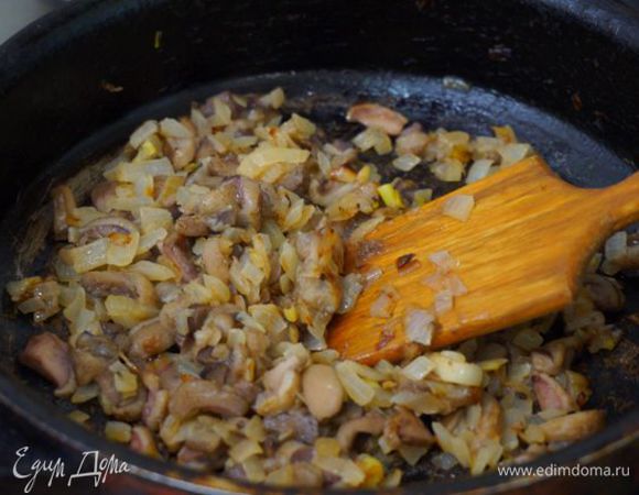 Домашние маринованные грибы (если нет своих, возьмите свежие шампиньоны или вёшенки) обжарьте с луком на растительном масле.