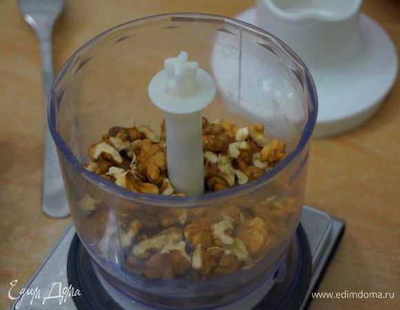 Чеснок измельчить, орехи смолоть в блендере.