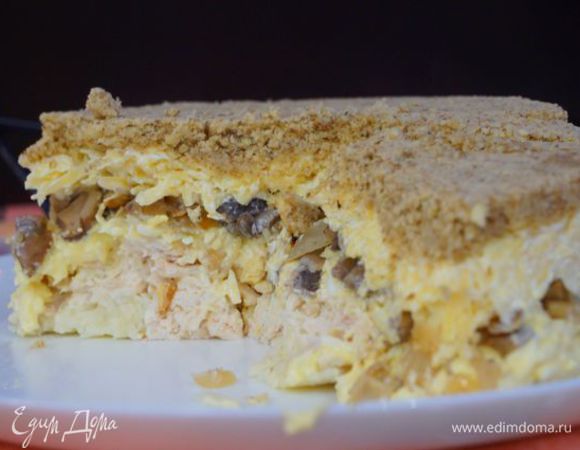 Выкладывать слоями (1. картофель; 2. филе; 3. яйца; 4. грибы, лук; 5. сыр, чеснок; 6. орехи), добавляя немного майонеза к каждому ингредиенту. Чтобы все хорошо держалось я взяла тортовое кольцо диаметром 15 см. Готово. Приятного аппетита!