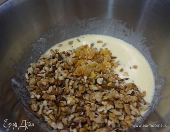 Всыпать муку, изюм, сахар, рубленые орехи.