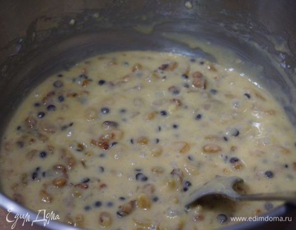 Перемешать и добавить гашеную соду, вылить тесто в форму для выпечки (силикон/ железная+смазать маслом+присыпать мукой).