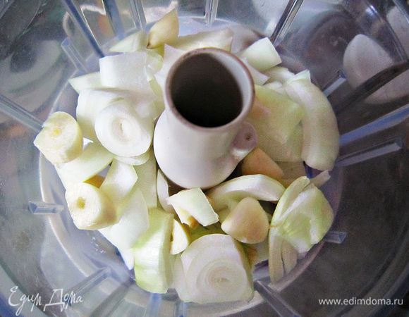 Измельчить лук и чеснок.