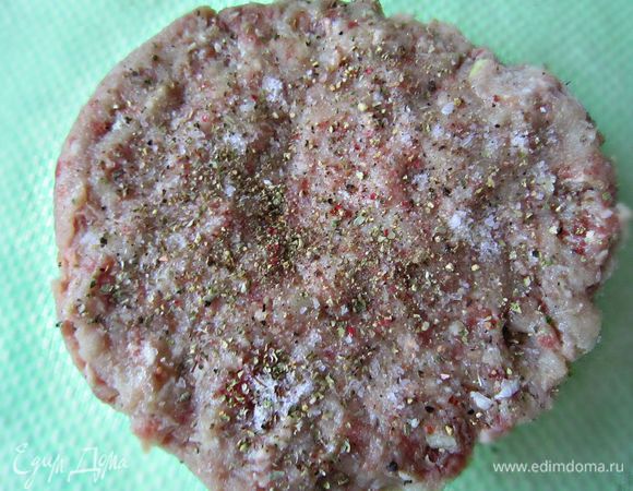 Добавить в фарш, посолить, поперчить по вкусу и тщательно перемешать.