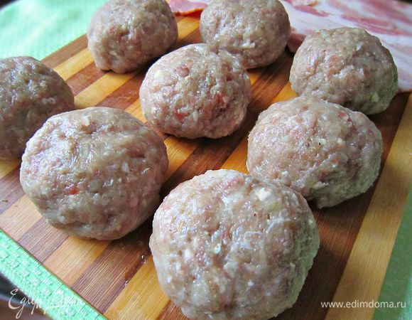 Из фарша сформировать 8 котлет