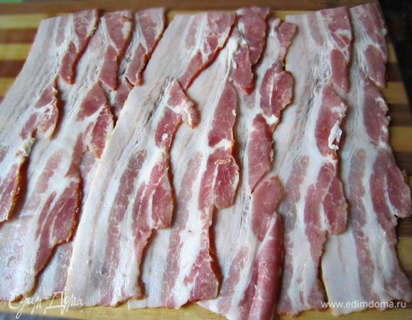 Подготовить бекон (в упаковке как раз 8 полосок). 