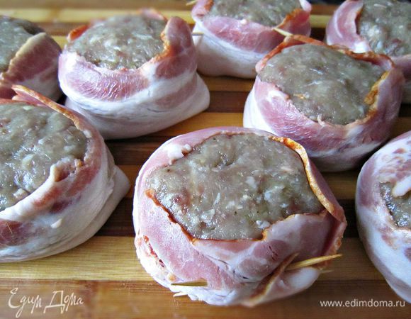 Обернуть полосками бекона котлетки и закрепить деревянными шпажками.