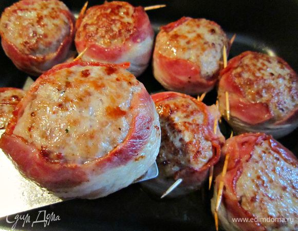 Затем выложить в противень, смазанный растительным маслом, и довести до готовности в духовке, нагретой до 180г (около 30 мин).