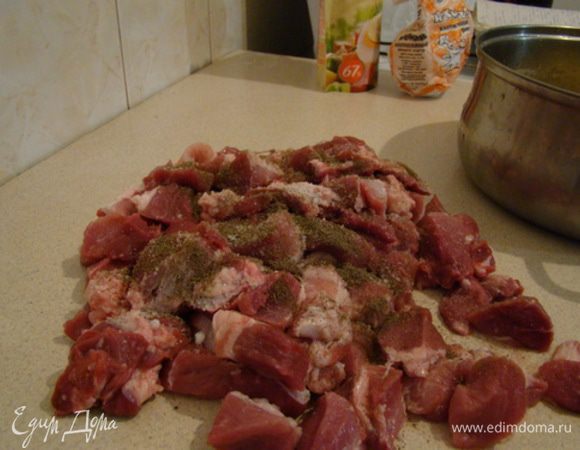 Мясо нарезаем толстенькими кусочками 2 на 4 см, солим, перчим.