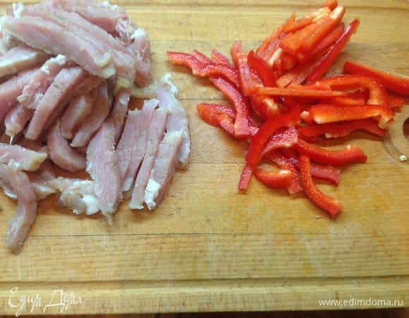 Свинину и перец порезать соломкой.