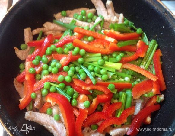 Мясо обжарить до золотистой корочке. Добавить к мясу овощи. Горошек предварительно нужно залить кипятком. Потушить минут 5.
