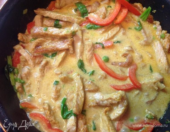 К мясу и овощам вылить кокосовое молоко, добавить карри и дать закипеть.