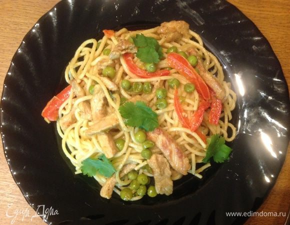 Спагетти отварить до готовности в подсоленной воде. Переложить в карри и перемешать. Подавать немедленно. 