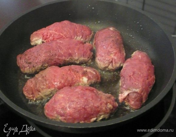 Заверните рулетики.  Разогрейте оливковое масло в сковородке, достаточно большой , чтобы можно было обжарить все рулетики сразу. Выложите рулетики  и  подрумянивайте их со всех сторон.