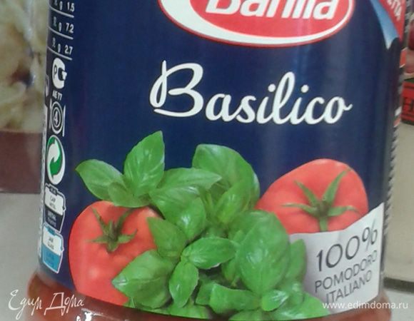 Как только рулетики зарумянятся, влейте 250 мл белого вина. Когда оно немного выпарится , выложите на сковородку томатный соус Barilla basilico.
