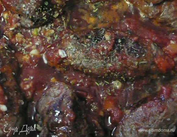 Оставьте  тушиться на слабом огне, с закрытой крышкой, пока мясо не станет мягким (филе говядины тушиться не более 20 минут).  Посолить, поперчить.