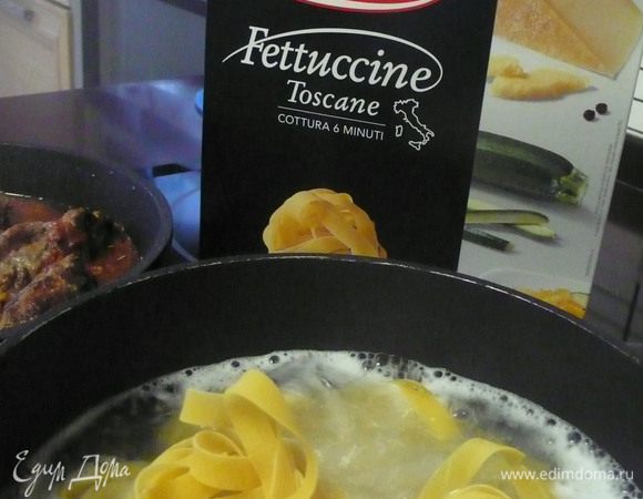 Тем временем сварите чуть твердые фетучини.