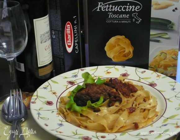 Слейте воду и добавьте соус. Сверху можно выложить мясо. Или подать его на отдельном блюде.