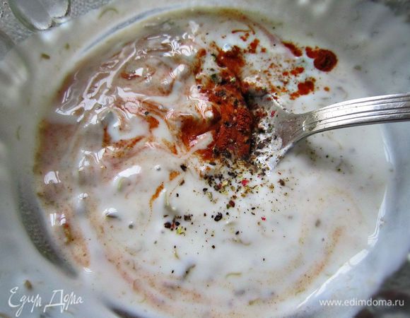 Далее необходимо будет нарезать каперсы, добавить йогурт, посолить, поперчить по вкусу, приправить паприкой и тщательно перемешать.