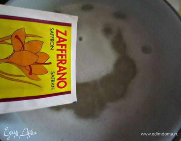 Залить пасту водой, довести до кипения, добавить соль, шафран и готовить по времени, указанному на упаковке (11 мин).