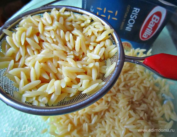 Воду слить. Паста приобретает приятный нежно жёлтый цвет.