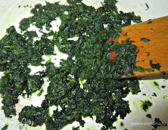  Добавить шпинат и потушить 2 мин. 