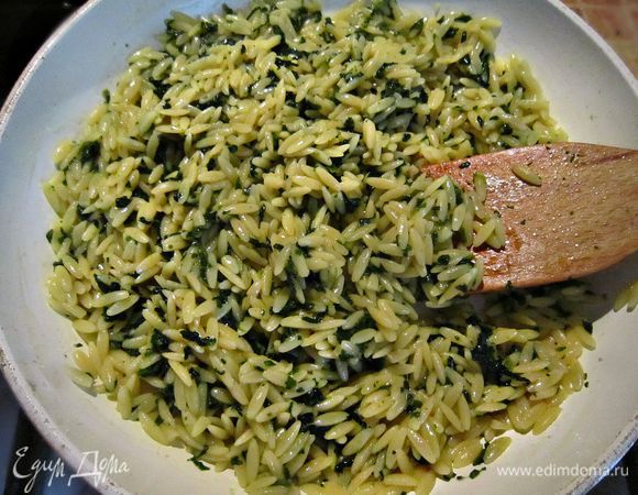 К шпинату добавить приготовленную пасту рисони, приправить солью, перцем, прогреть 1 мин.