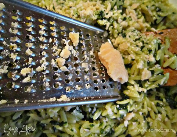 Добавить к пасте тёртый пармезан. Аккуратно перемешать.