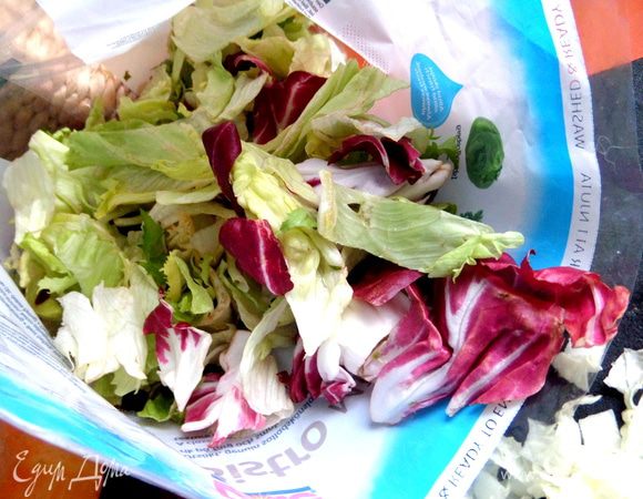 И вот такой пакет с тремя видами салатов.