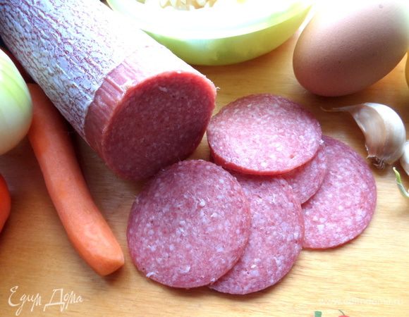 Для начала нарезаем салями как можно тоньше.